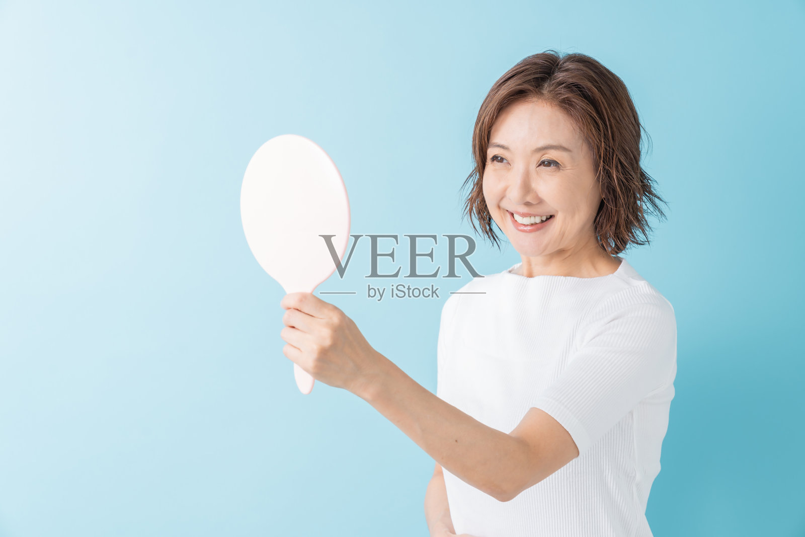 老年妇女要照镜子照片摄影图片