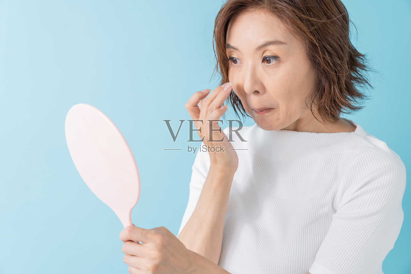 老年妇女要照镜子照片摄影图片