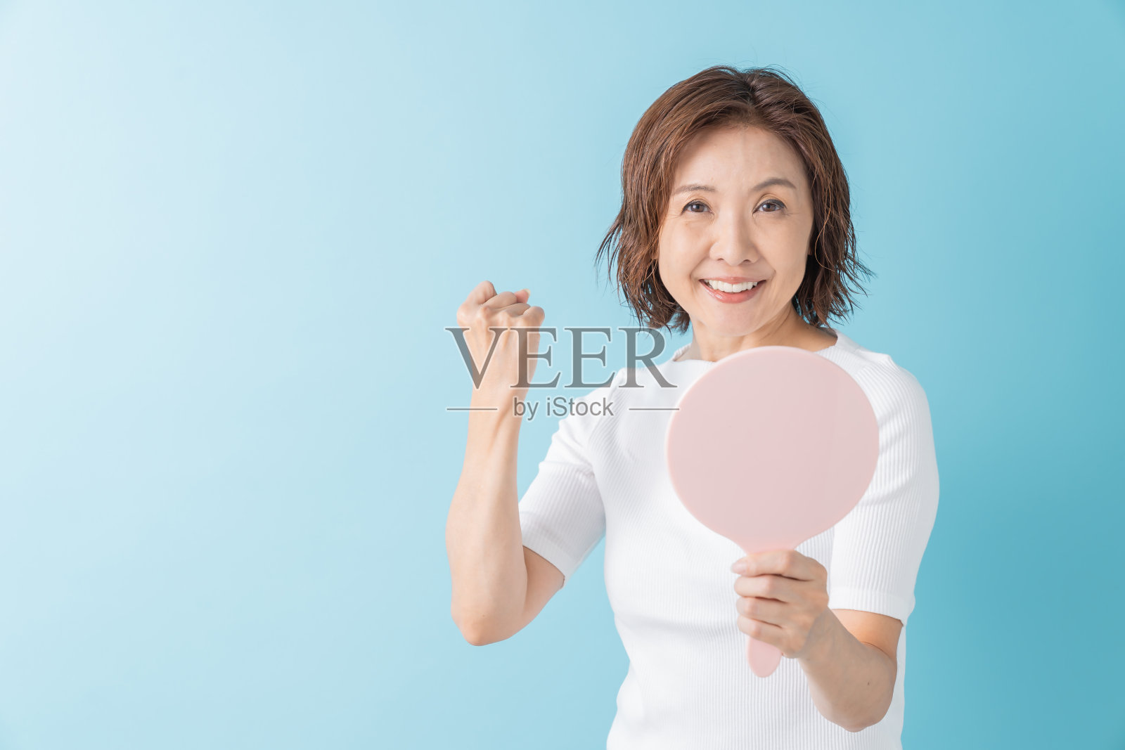 老年妇女要照镜子照片摄影图片