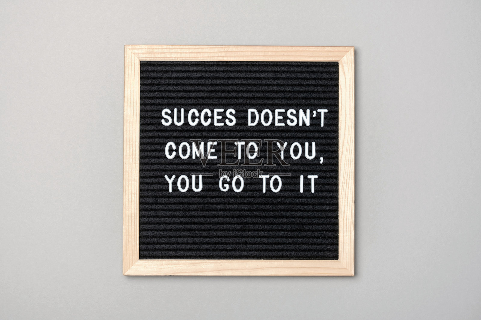 成功不会向你走来，你自己去争取。在灰色背景的黑色字母板上的励志格言。今天的概念励志名言。贺卡,明信片照片摄影图片