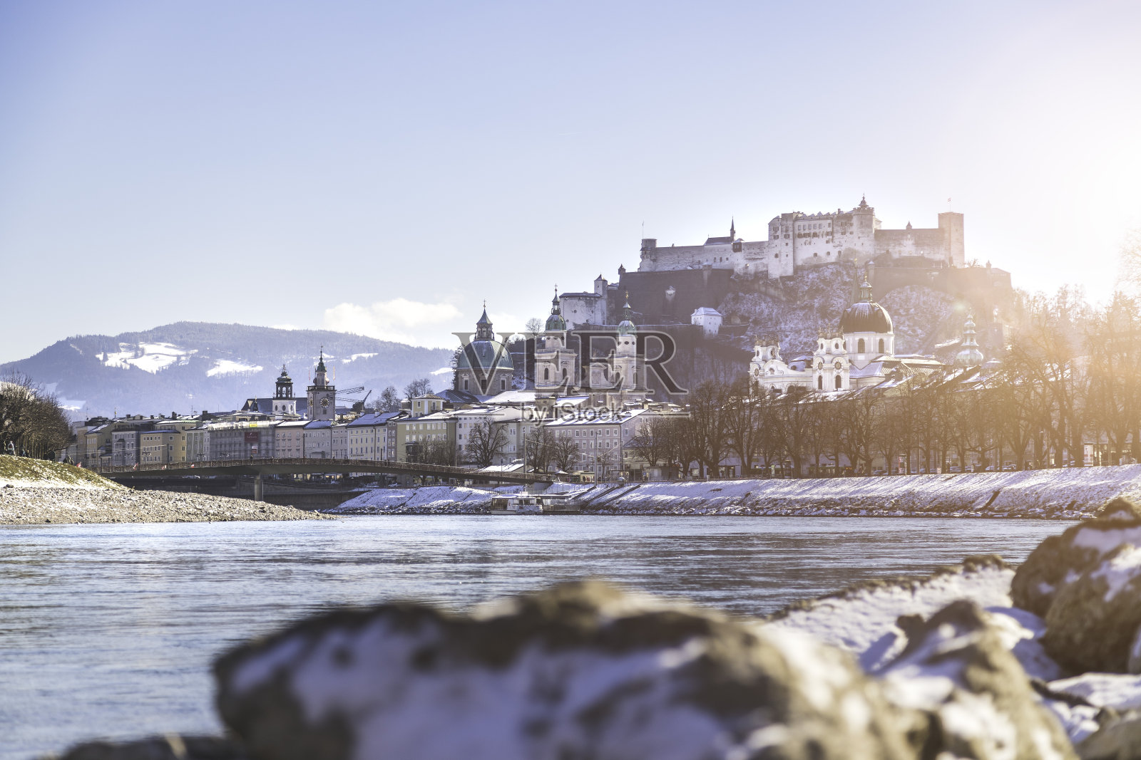 萨尔茨堡市和萨尔扎克雪河堤，冬季。照片摄影图片