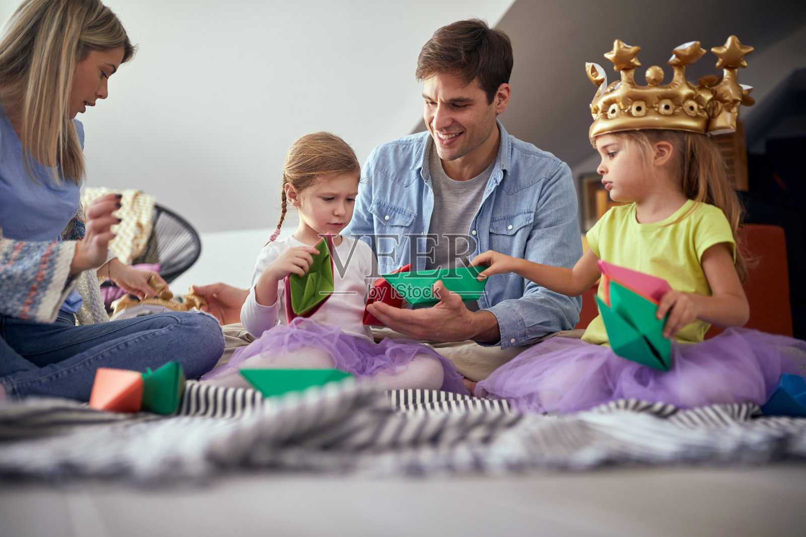 快乐的父母和孩子们一起玩耍;家庭时间概念照片摄影图片