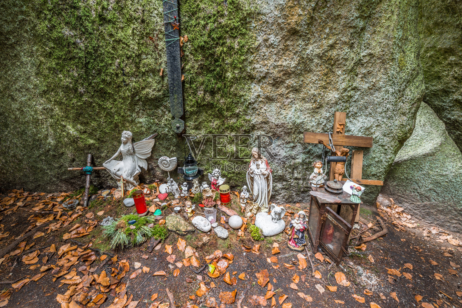 Thurmansbang的石头教堂——古老的教堂建在一个石洞里，在不稳定的岩石和大石头之间，德国巴伐利亚森林照片摄影图片