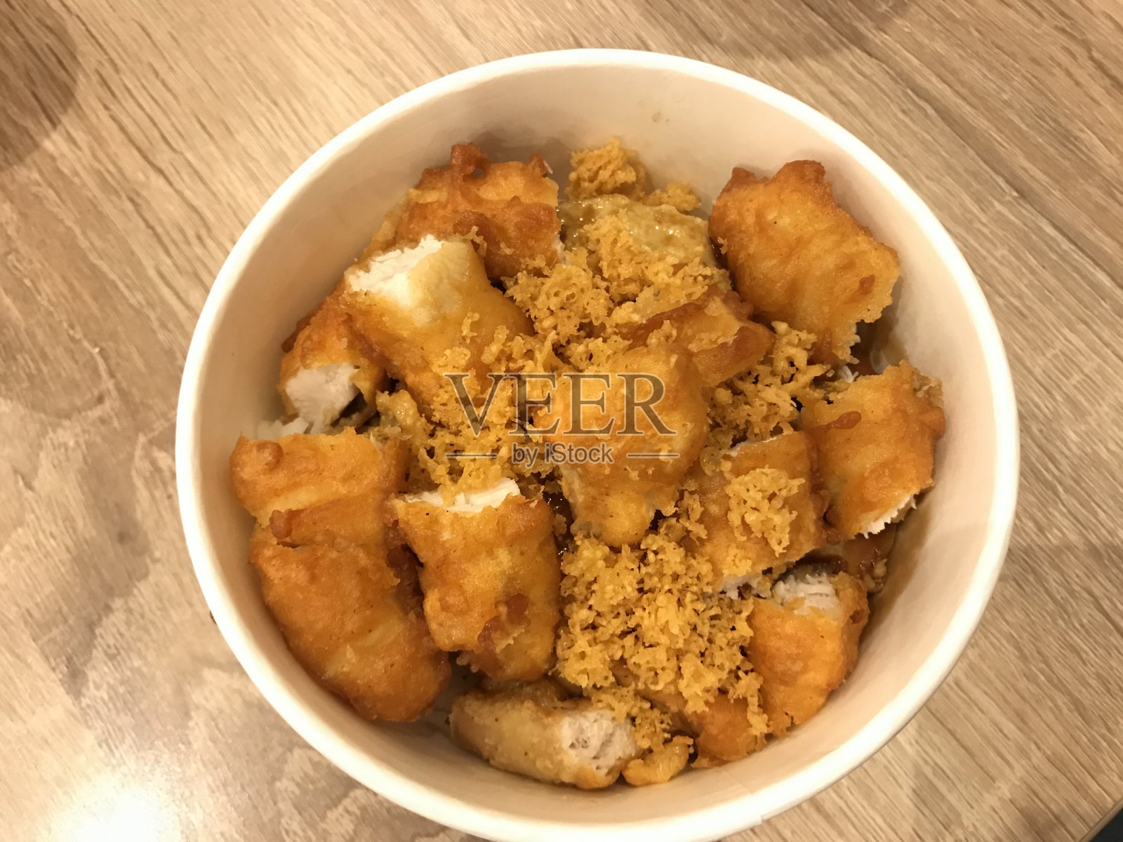 盒子里的炸鸡块照片摄影图片