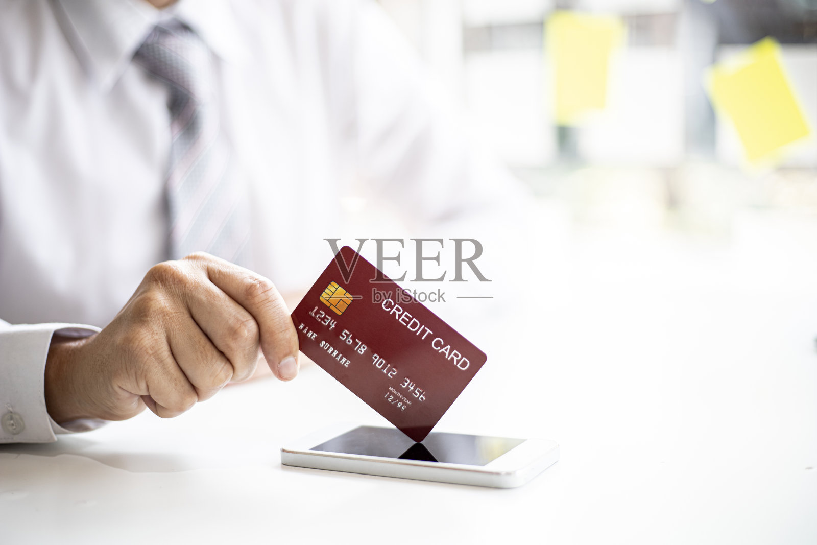 一个有银色信用卡的商人。照片摄影图片