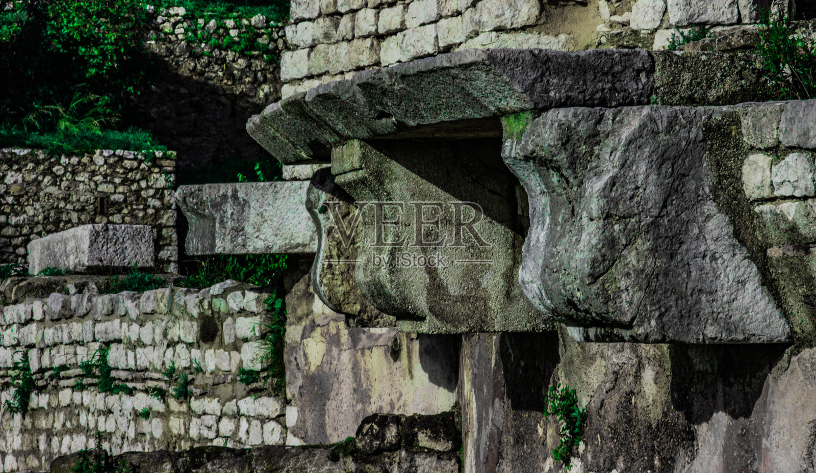 罗马温泉浴场的旧石头，野蛮的绿色丹灰色照片摄影图片