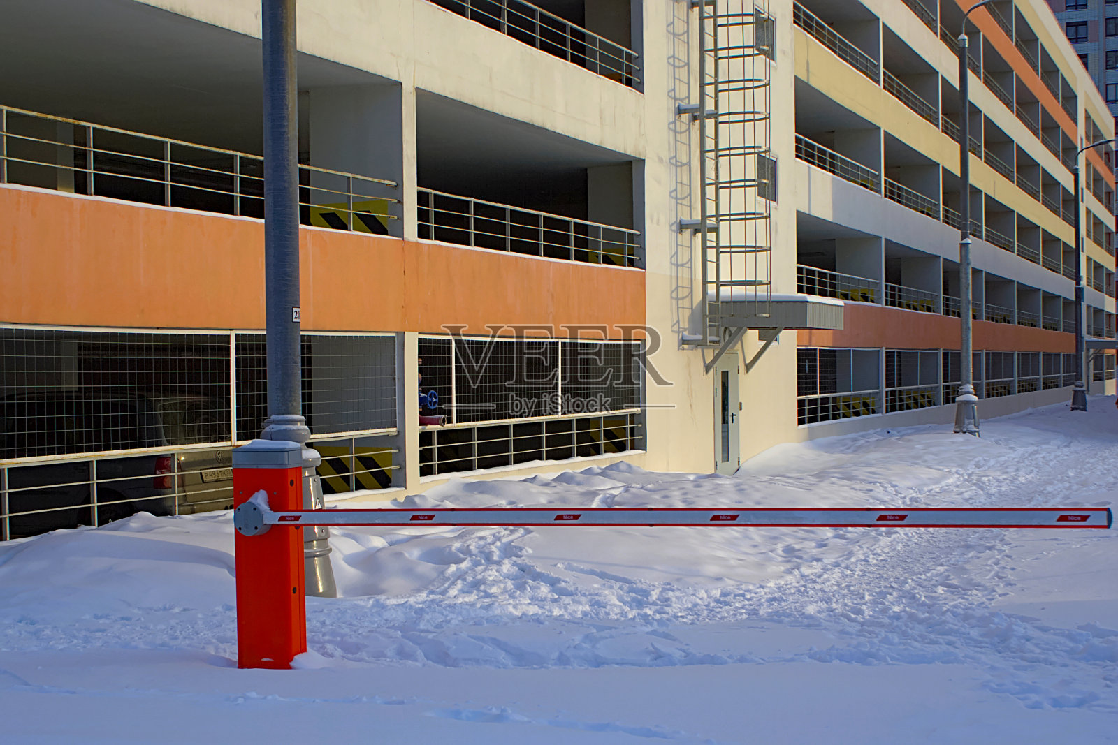 多层停车场附近的封闭屏障照片摄影图片