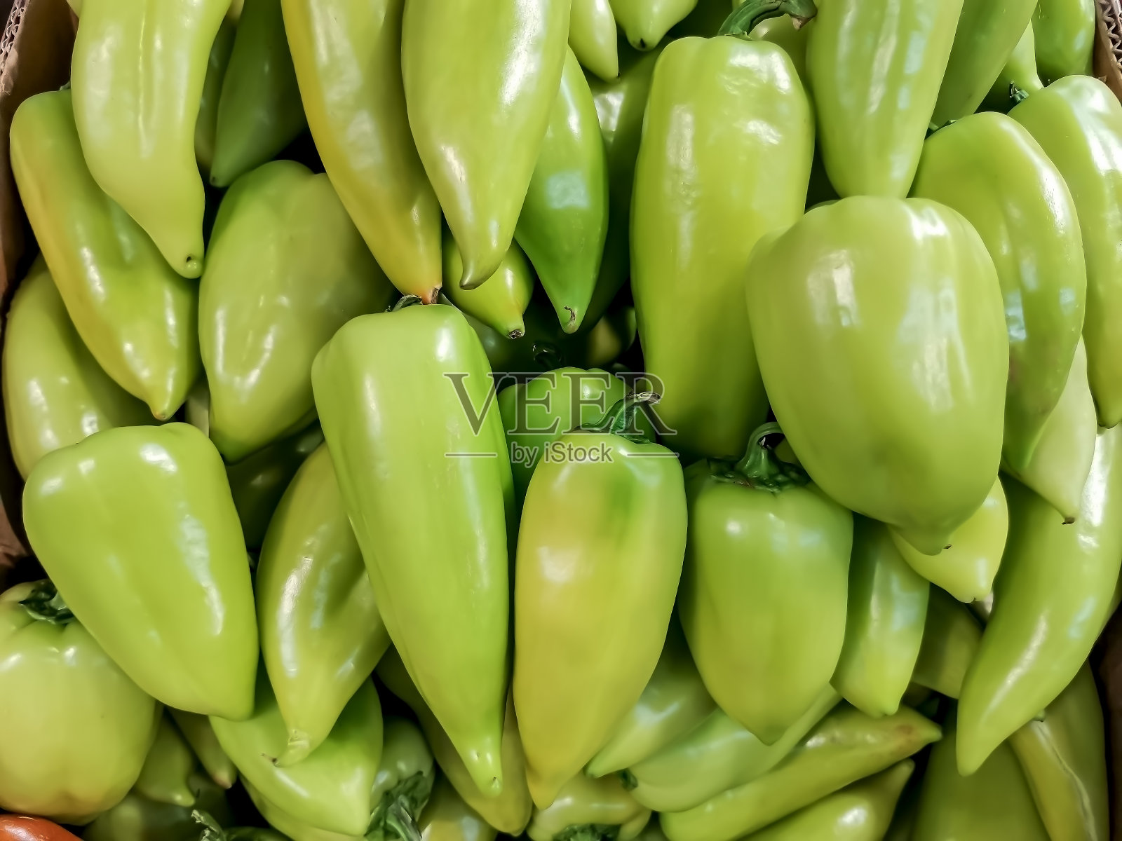 农贸市场柜台上的青椒。照片摄影图片