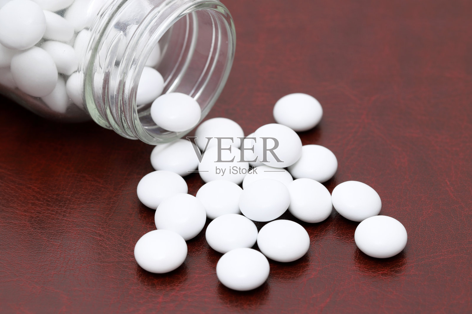 医药药丸和玻璃瓶照片摄影图片