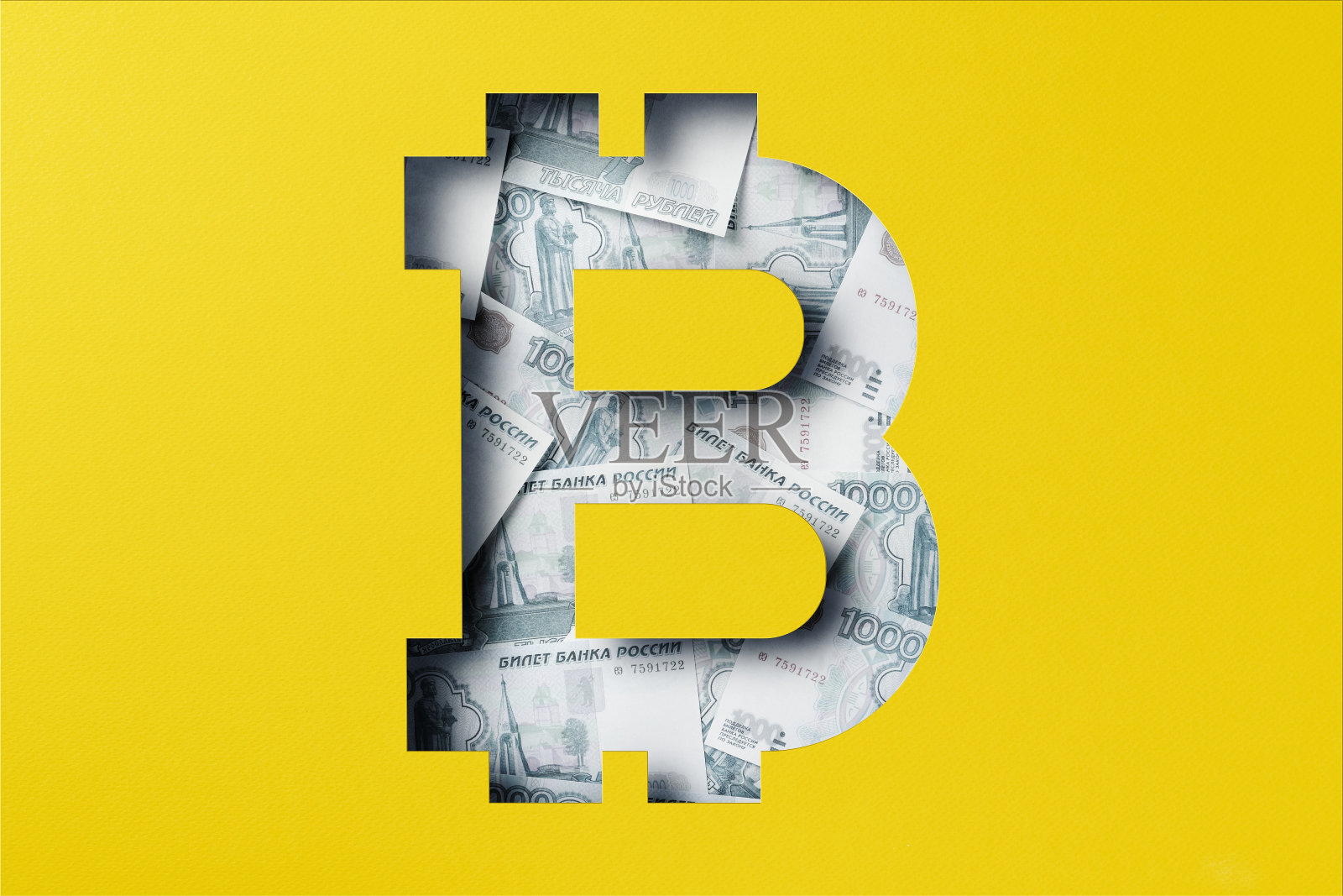 俄罗斯卢布堆在剪纸下，比特币图标照片摄影图片