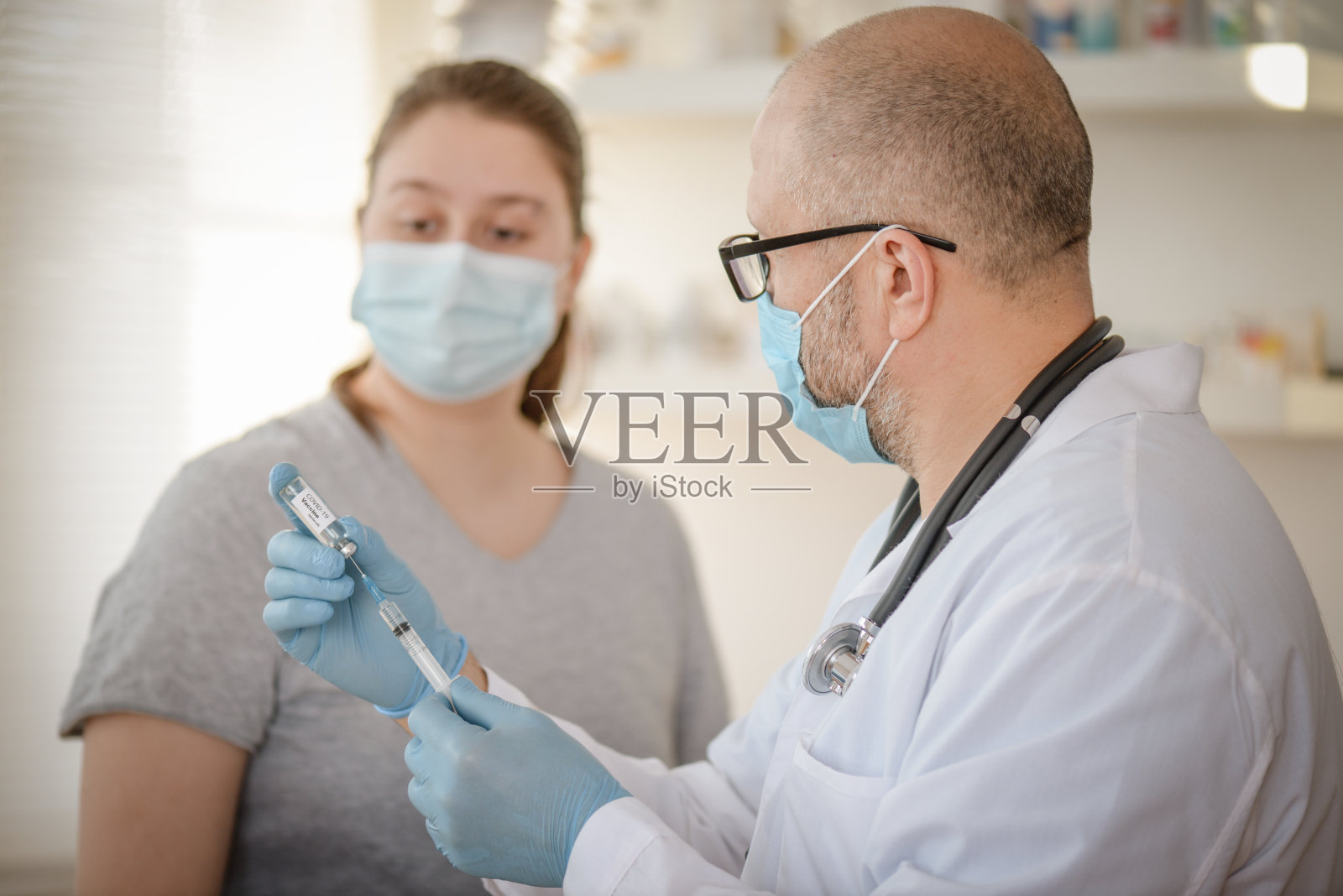 诊所里的医生和病人照片摄影图片