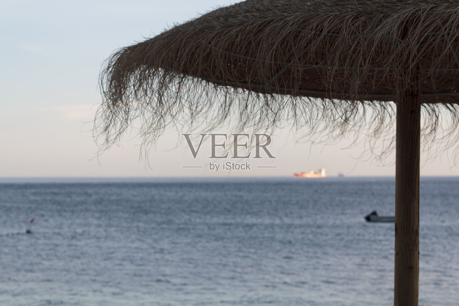 以海水为背景的沙滩伞照片摄影图片