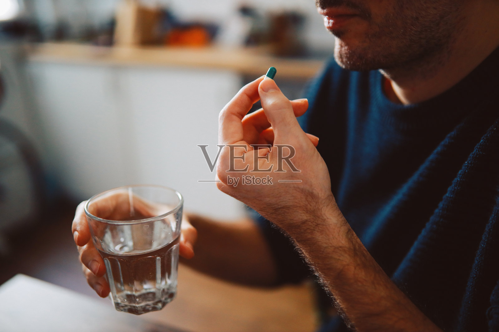 男人服用药物特写照片摄影图片
