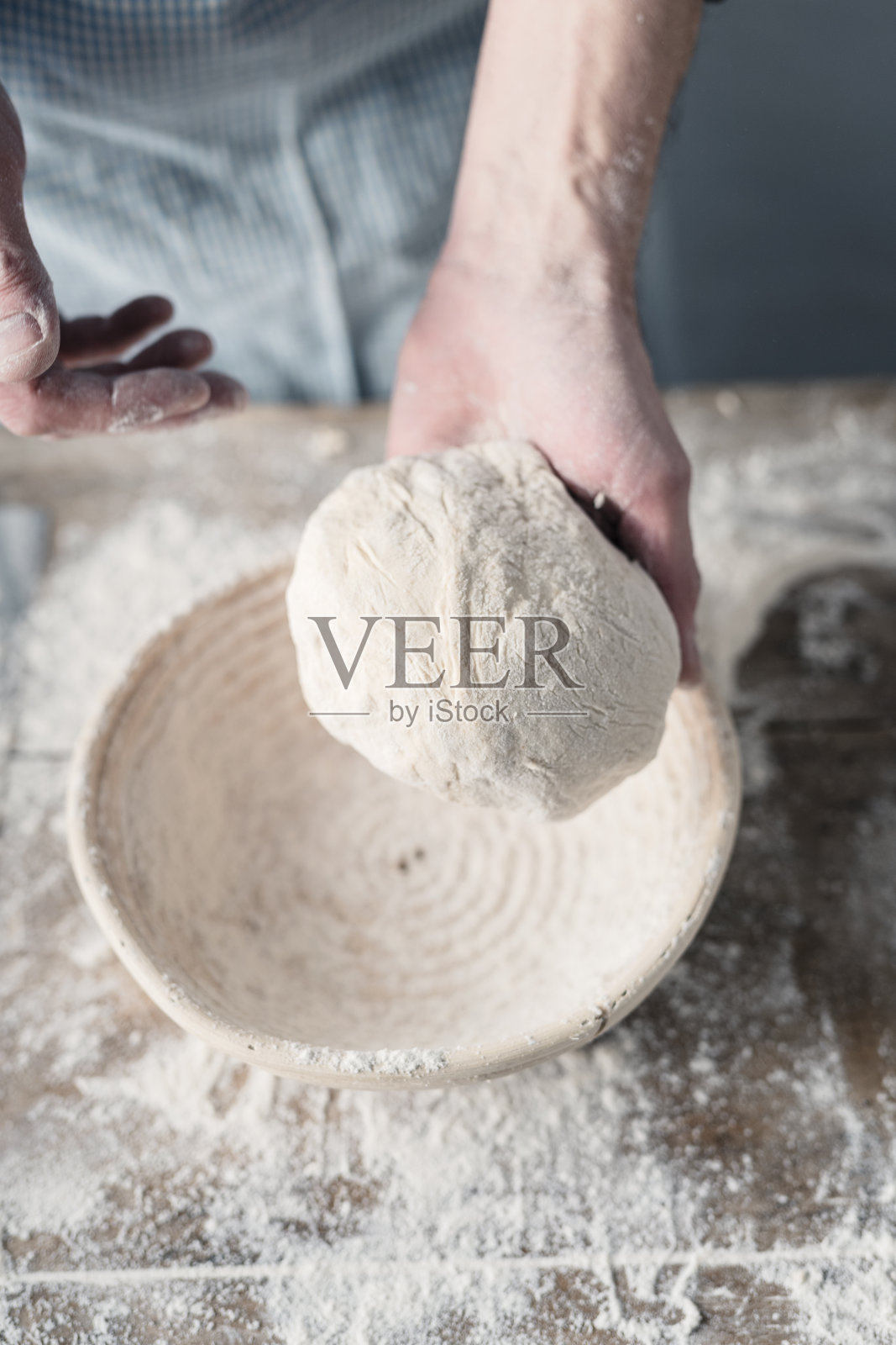 烘焙师在发酵和烘焙前进行烘焙。照片摄影图片