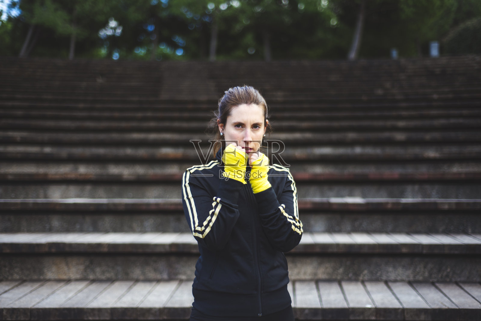 女孩在公园训练身体战斗。自我防御的概念照片摄影图片