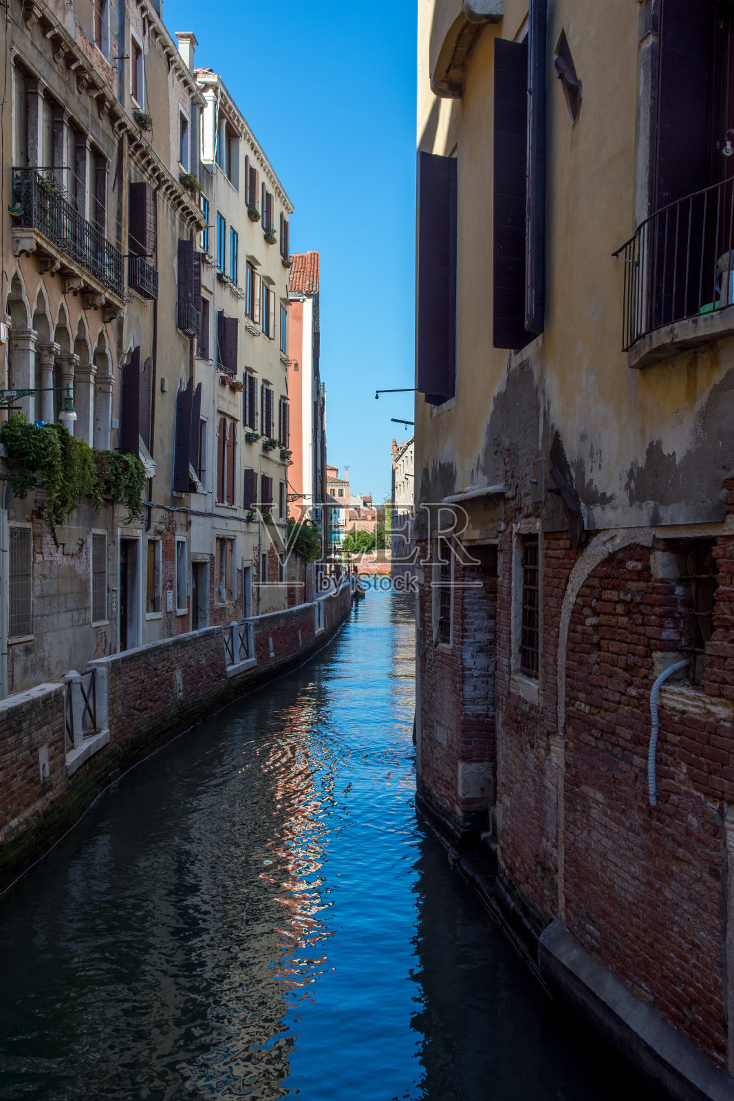 威尼斯城和它的小运河和浪漫的小巷照片摄影图片