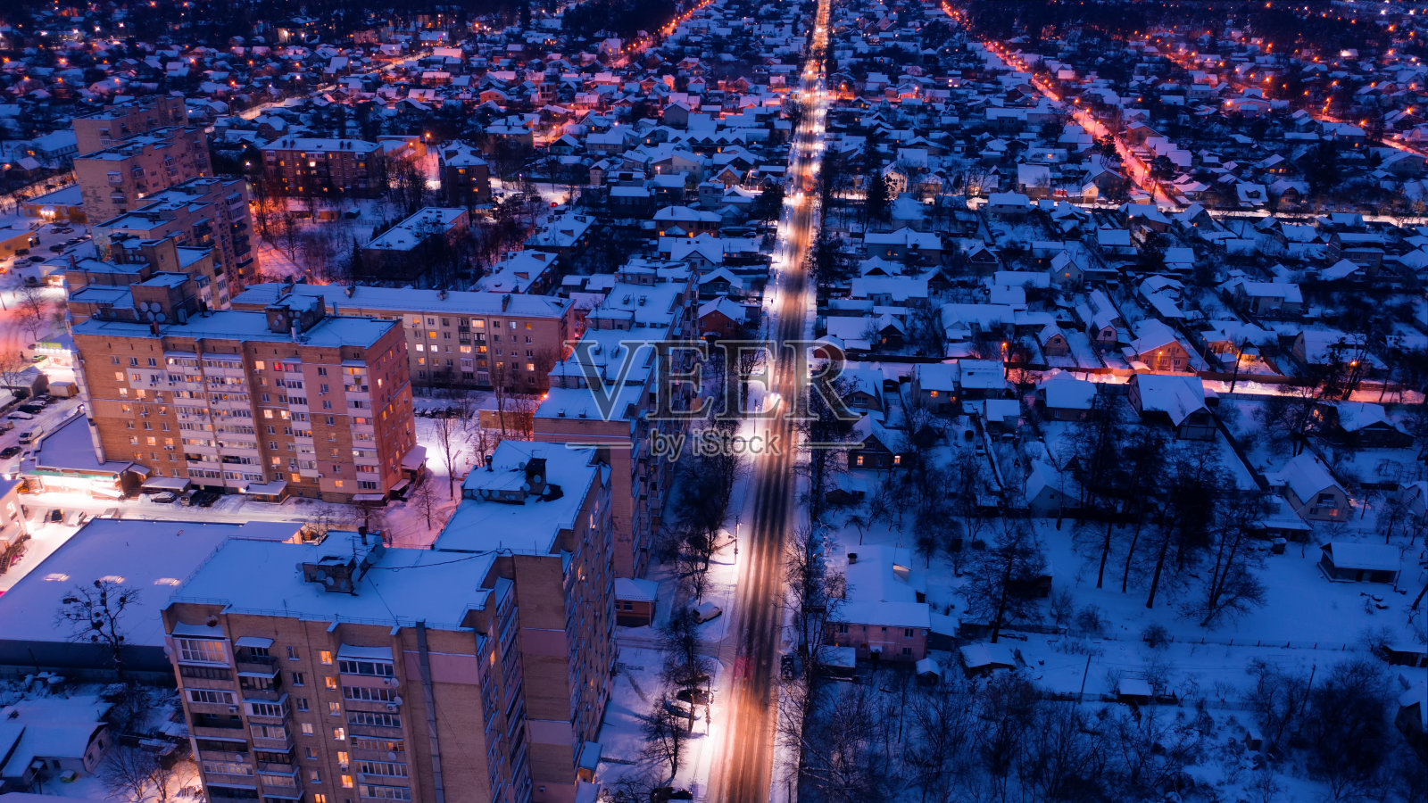 城市晚上的交通堵塞。鸟瞰图。照片摄影图片