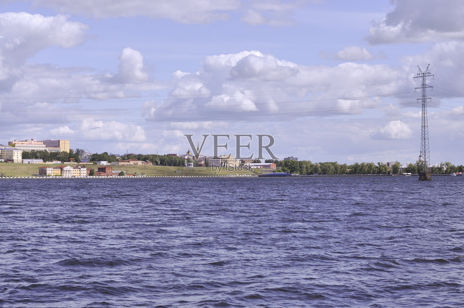 伊热夫斯克城市全景图。前景是水。一个在池塘，湖泊岸边的城市照片摄影图片