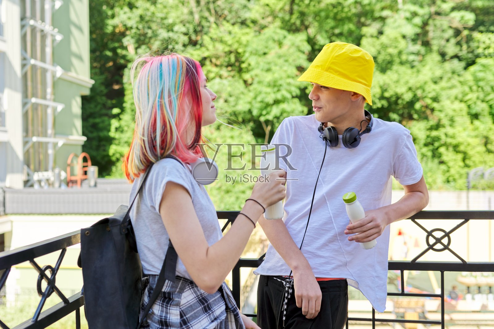 几个大学生在户外谈论休息喝牛奶饮料照片摄影图片
