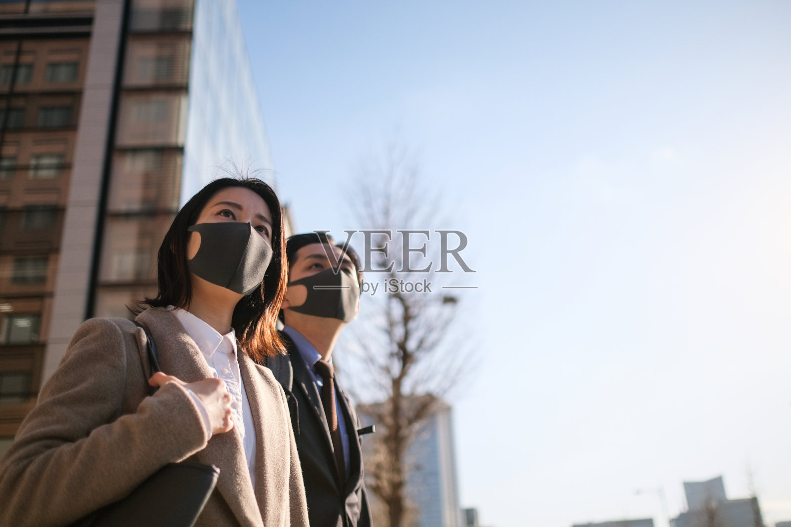 女商人和商人积极地展望未来照片摄影图片