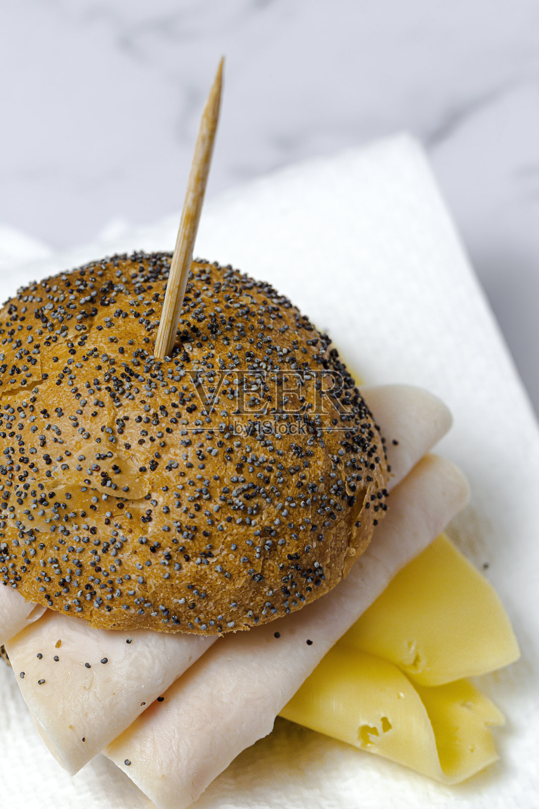 自制香肠三明治配生菜和奶酪照片摄影图片