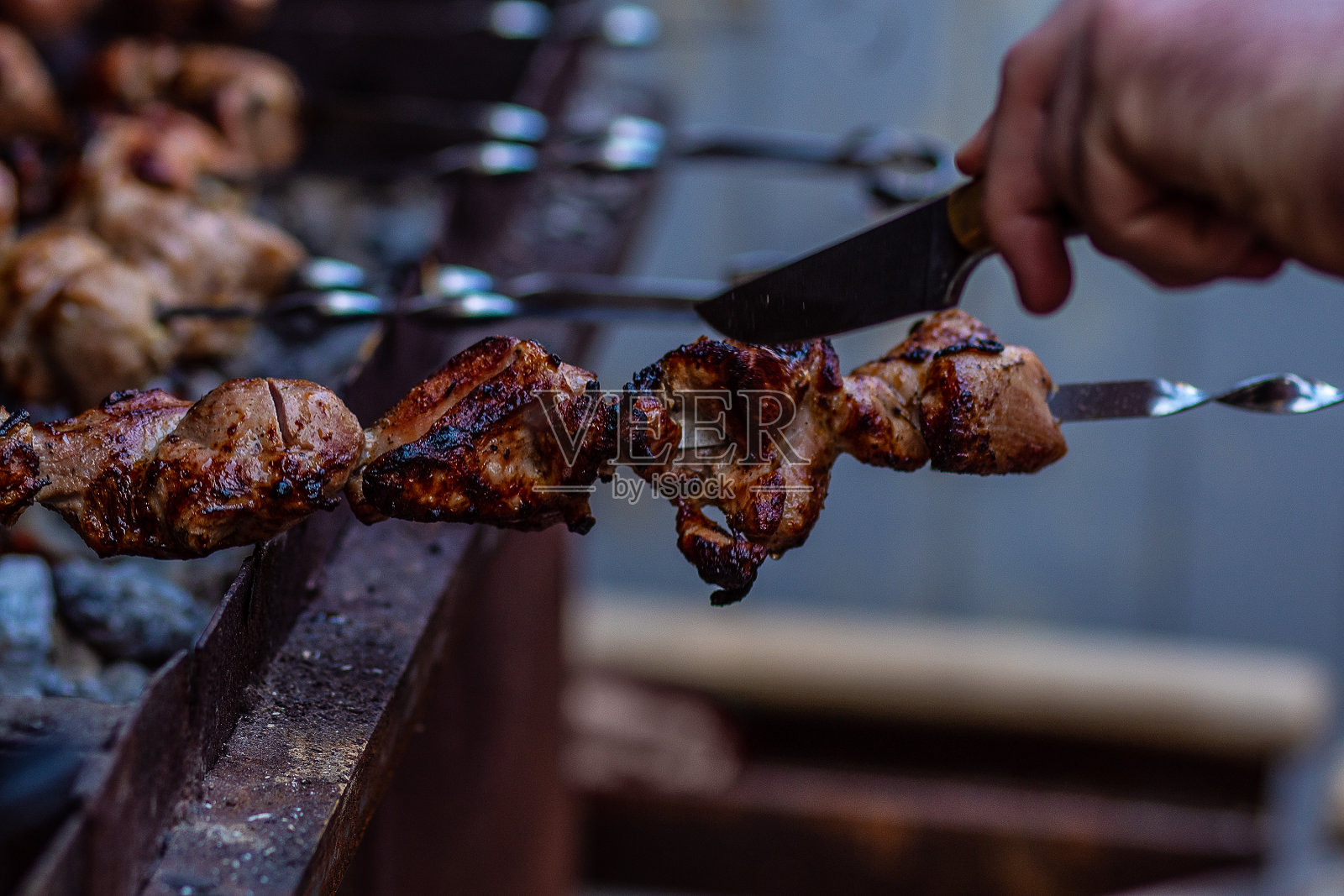 新鲜的羊肉串串在烤架上炸。烤肉串上的烤肉。烹饪。照片摄影图片