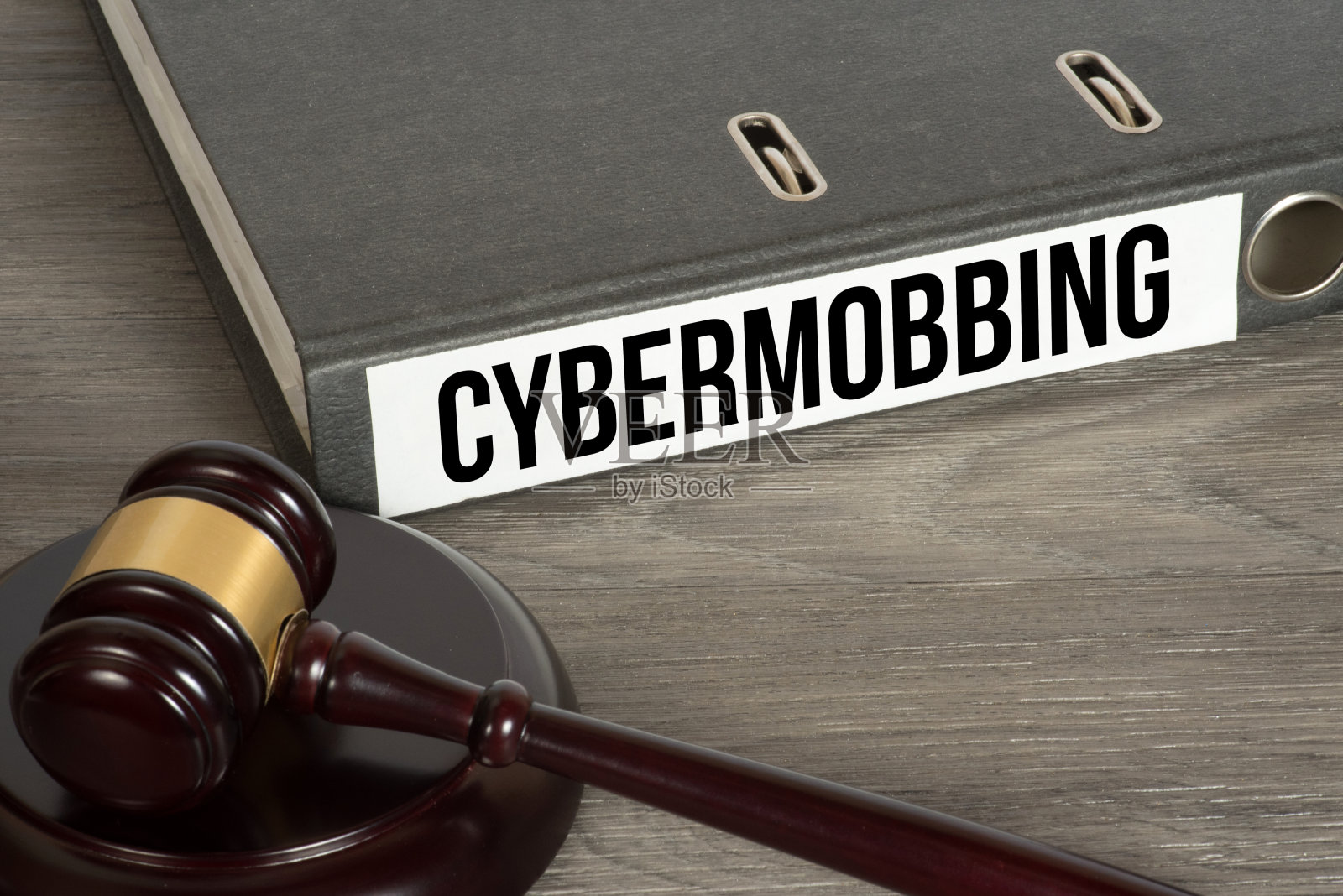 法官的锤子，文件夹和网络欺凌照片摄影图片
