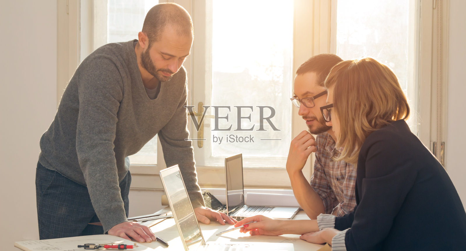 三个同事在家里做一个项目。照片摄影图片