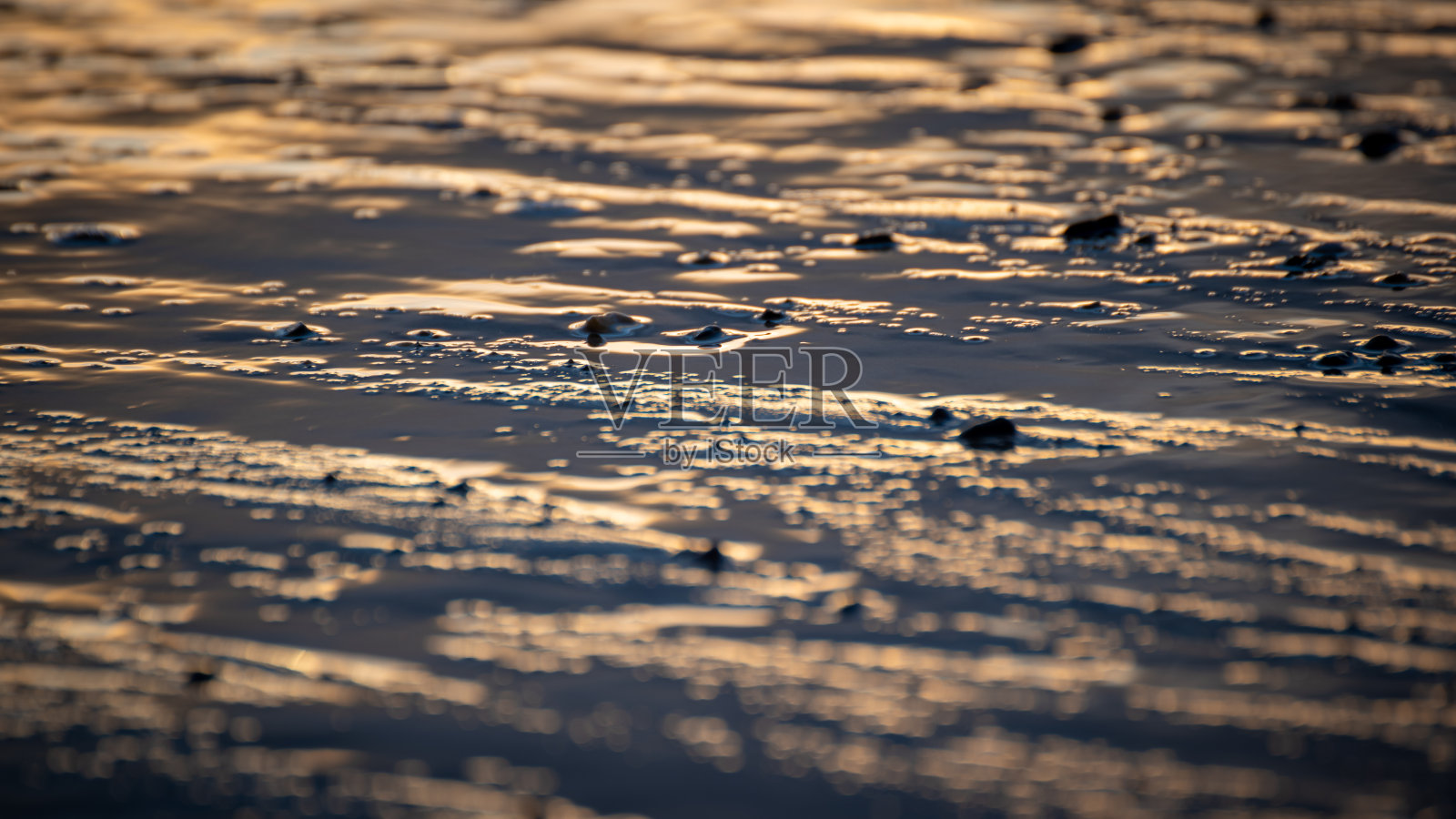 沙子和小石头反射在海面上照片摄影图片