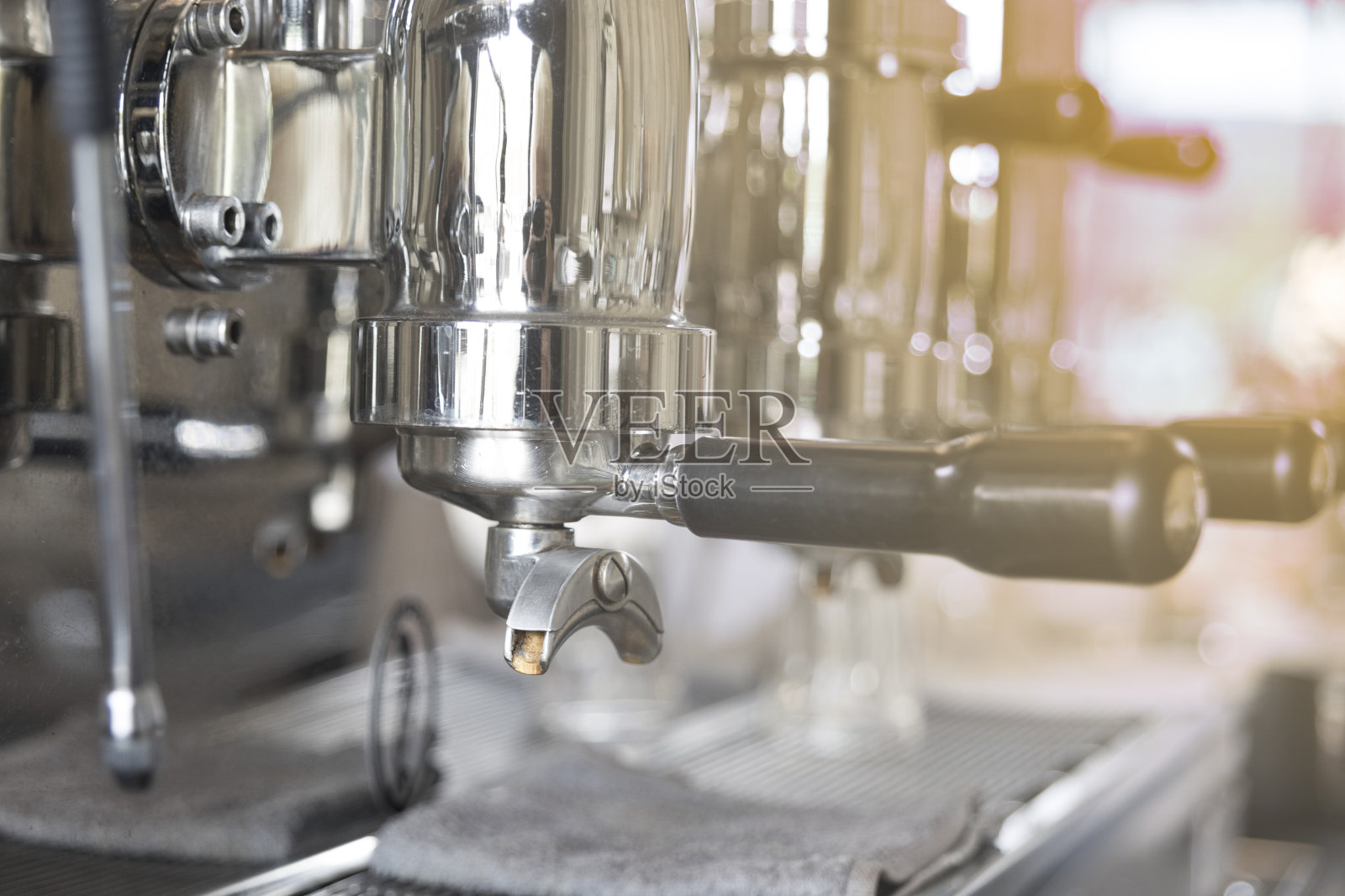 咖啡机里的浓缩咖啡。照片摄影图片