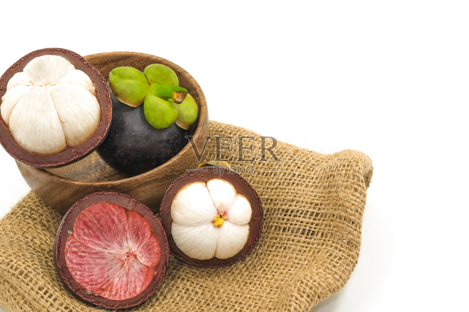 三有机山竹果紫罗兰。在泰国的夏季切半皮甜点。多种维生素，多汁，新鲜，素食。孤立的白色背景与剪辑路径照片摄影图片