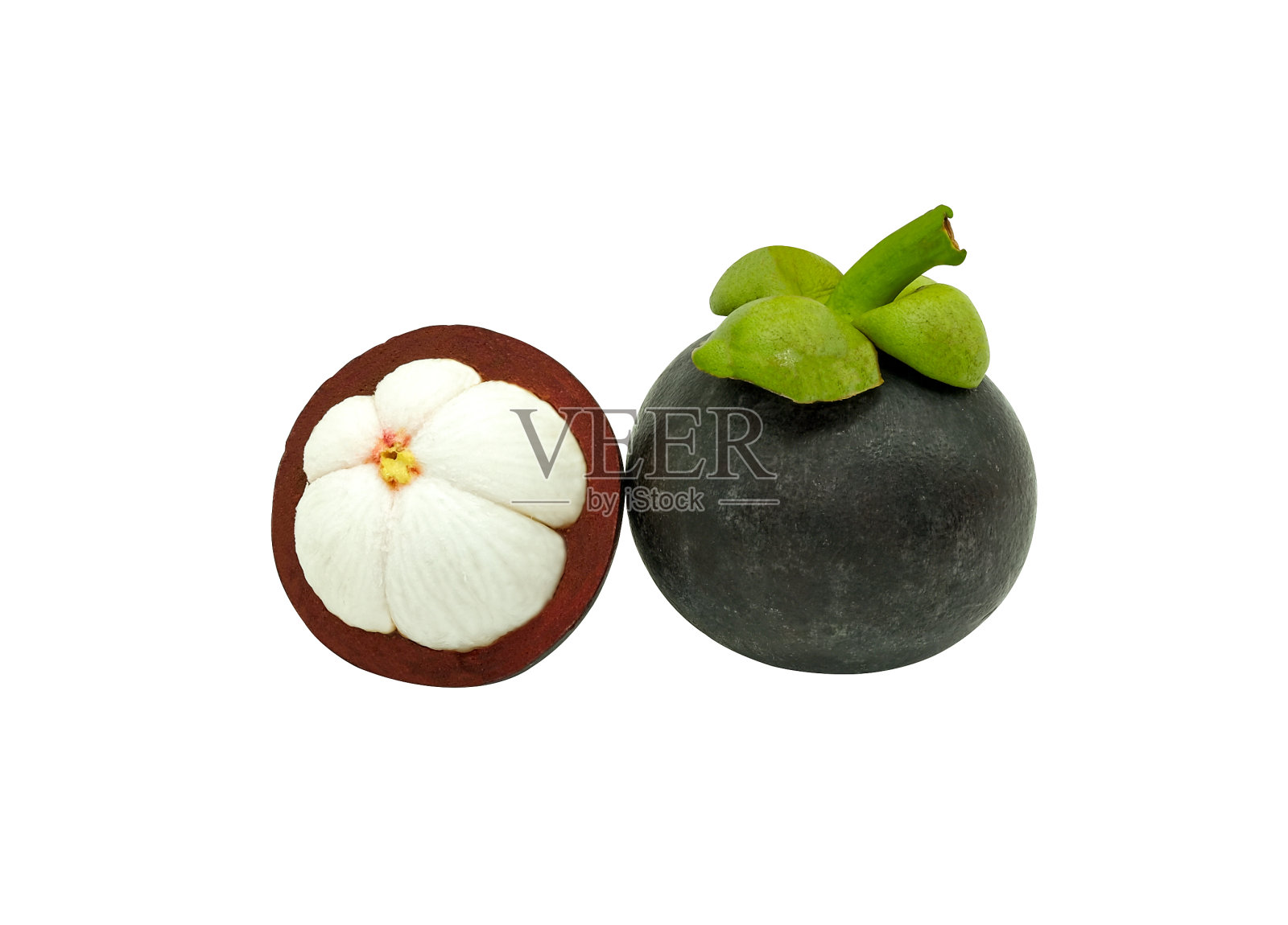 两个山竹果紫罗兰。在泰国的夏季切半皮甜点。多种维生素，多汁，新鲜，素食。孤立的白色背景与剪辑路径照片摄影图片