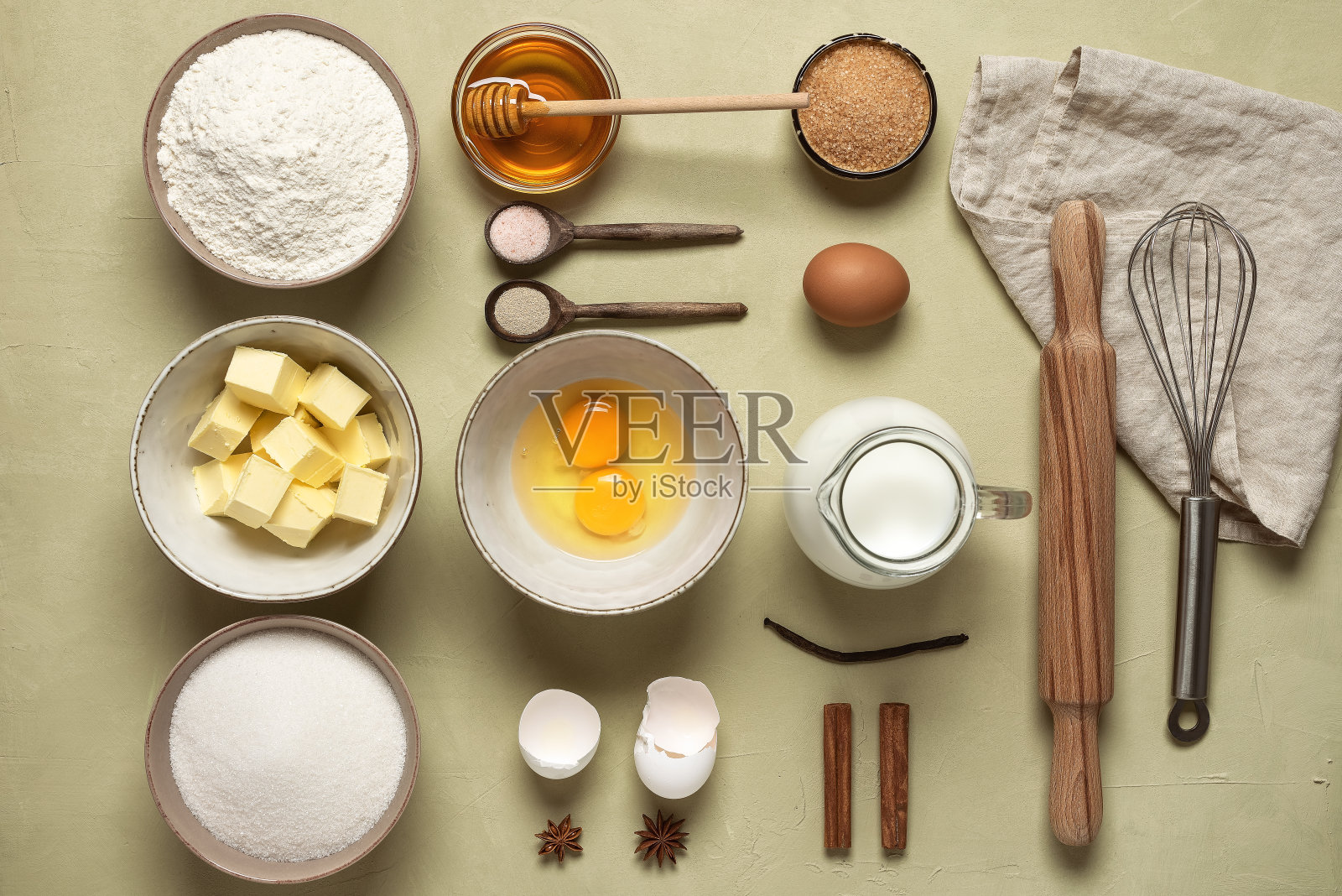 米色混凝土背景上的烘焙材料。从以上观点。照片摄影图片