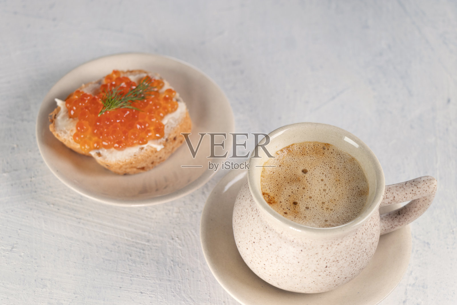 一杯咖啡和开胃菜，红色的鱼子酱在白色的背景。伟大的早餐。早晨的概念或放松照片摄影图片
