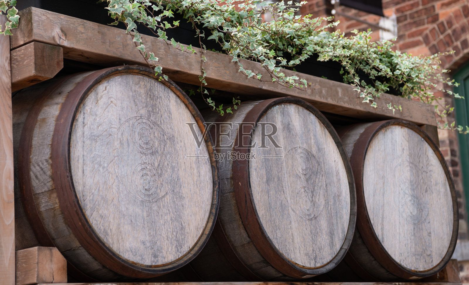 三个酒桶排成一排照片摄影图片