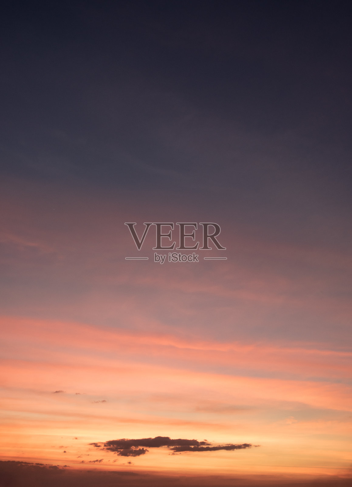 日落天空多云，云带背景。照片摄影图片