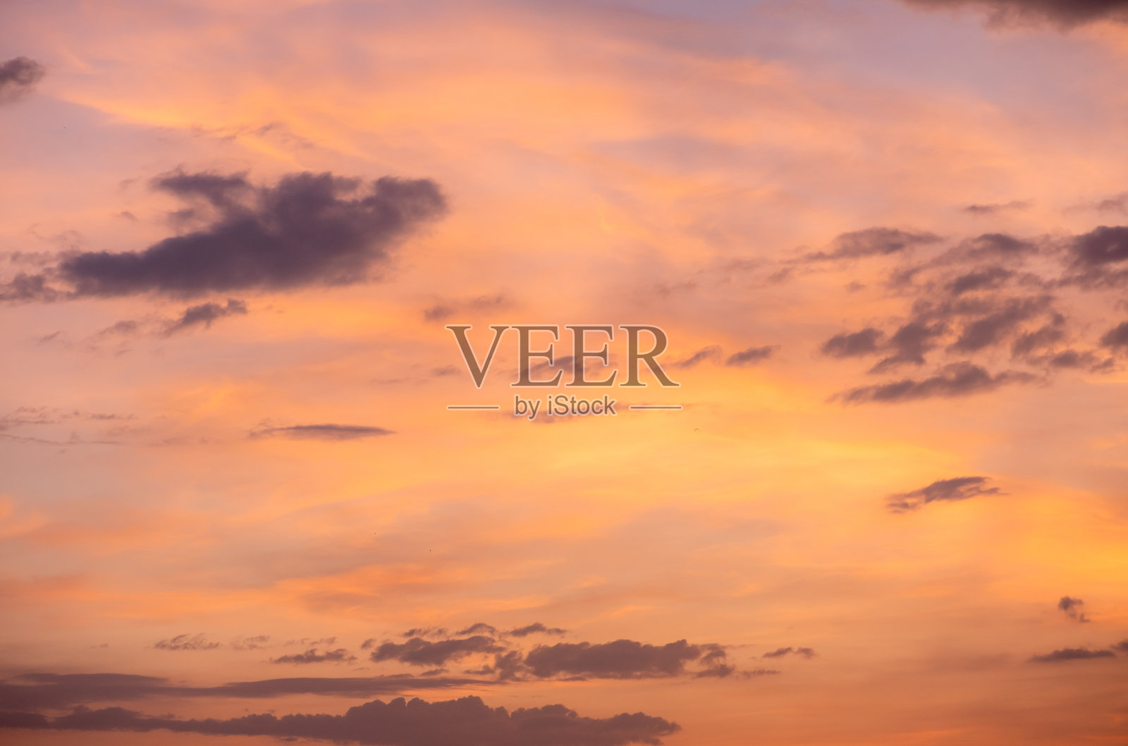 日落天空多云，云带背景。照片摄影图片