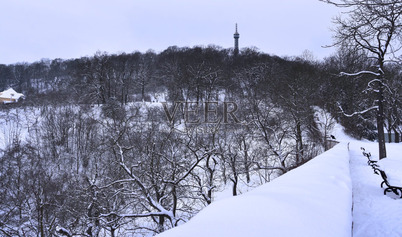 布拉格彼得林塔和山在冬季库存图像照片摄影图片