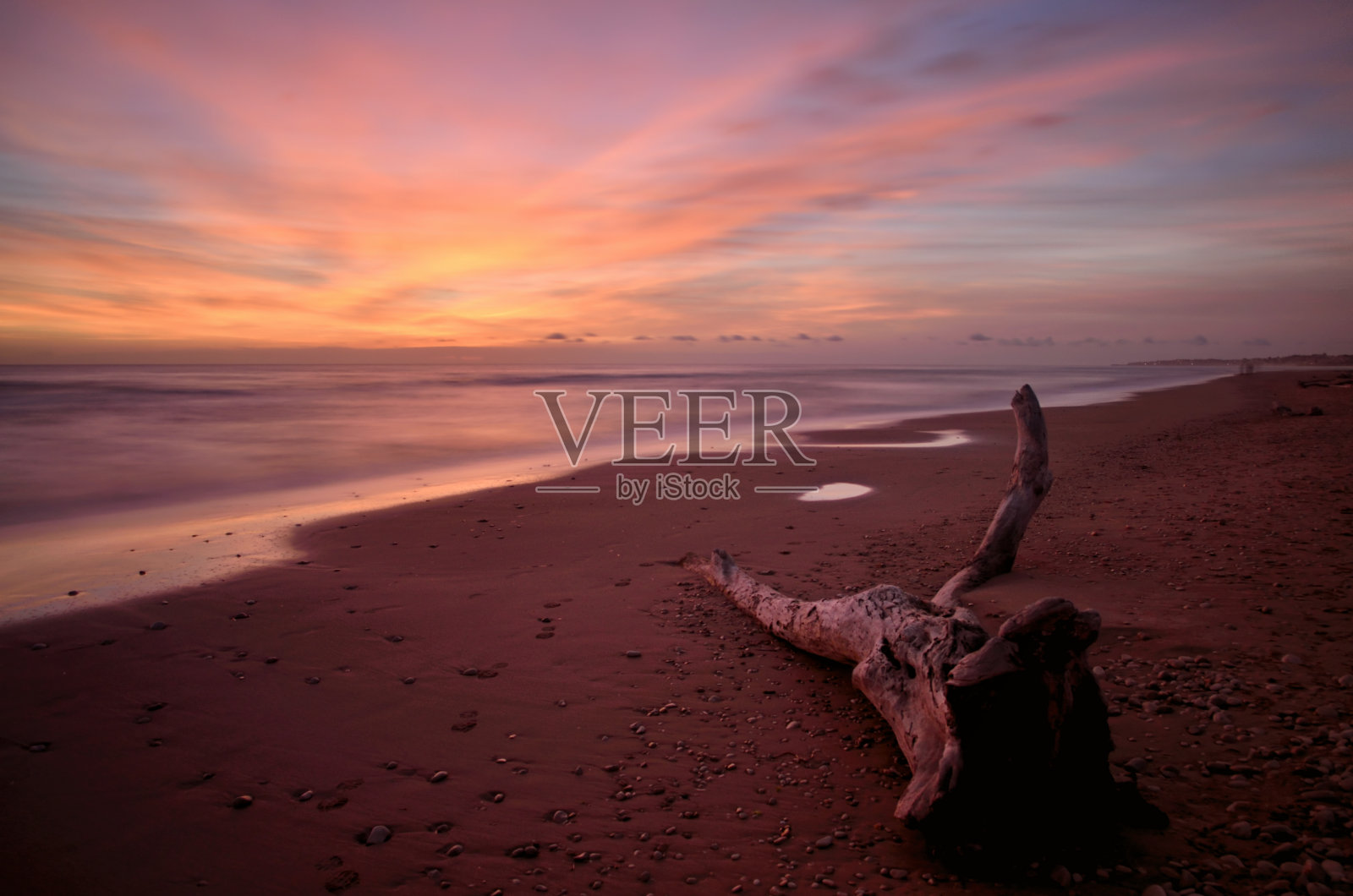 海滩上的日落全景，以大海为背景，长曝光拍摄照片摄影图片