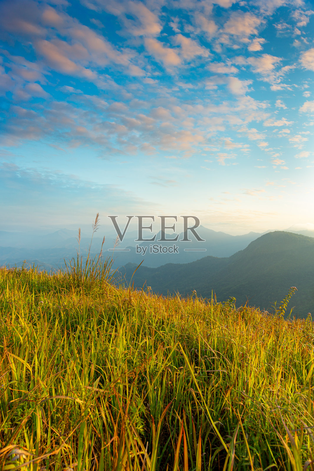 在落日山脉。美丽的自然景观在夏季时间照片摄影图片