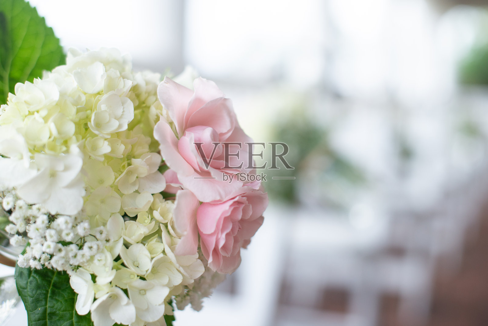 美丽的粉红玫瑰和白色的绣球花新娘花束照片摄影图片