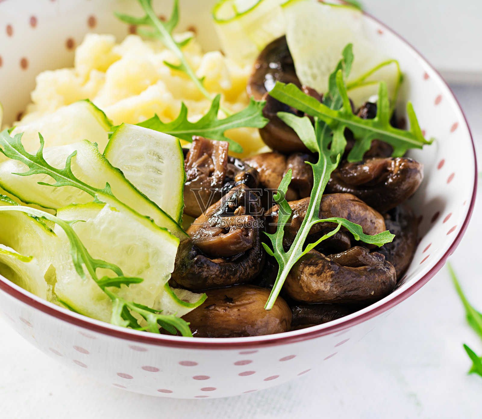 健康的素食午餐，配土豆泥、烤蘑菇和新鲜黄瓜。素食,素食餐。照片摄影图片