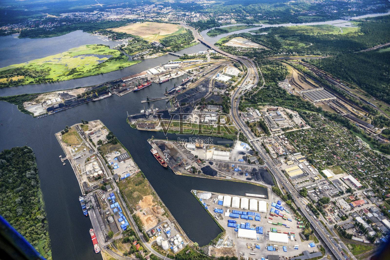 从鸟瞰城市的全景。从上面俯瞰Szczecin城市全景。照片摄影图片