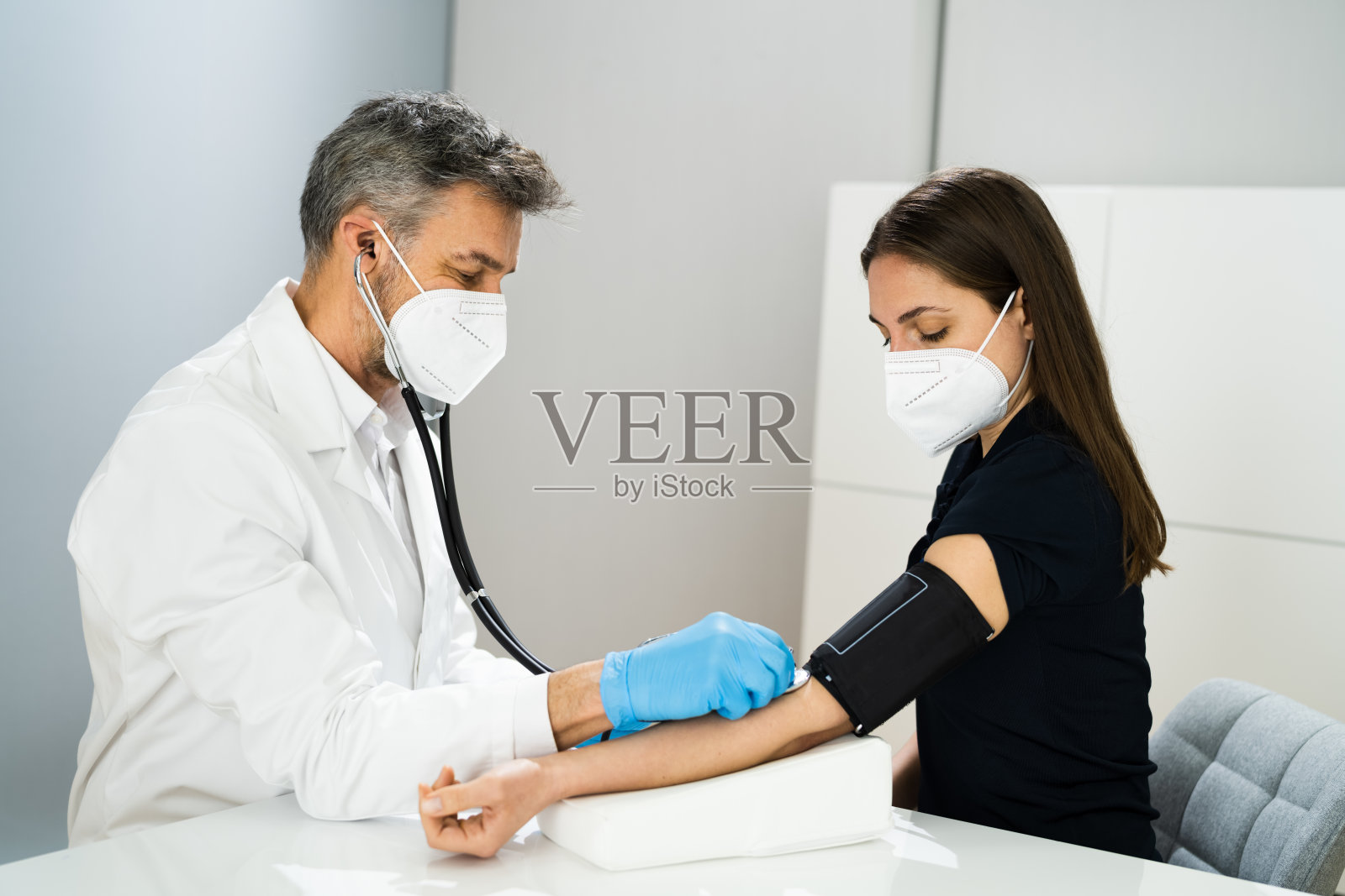 测量血压。健康检查照片摄影图片