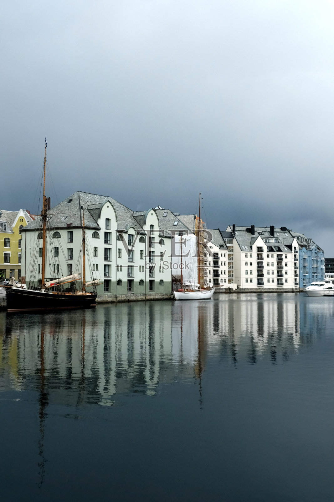 挪威的奥勒松，运河上的春城景色照片摄影图片