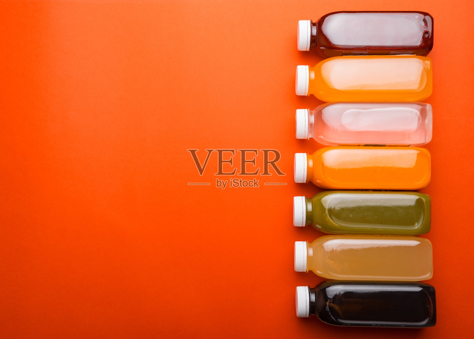 红色背景下的健康排毒果汁，健康的生活方式，早上最好的事情照片摄影图片