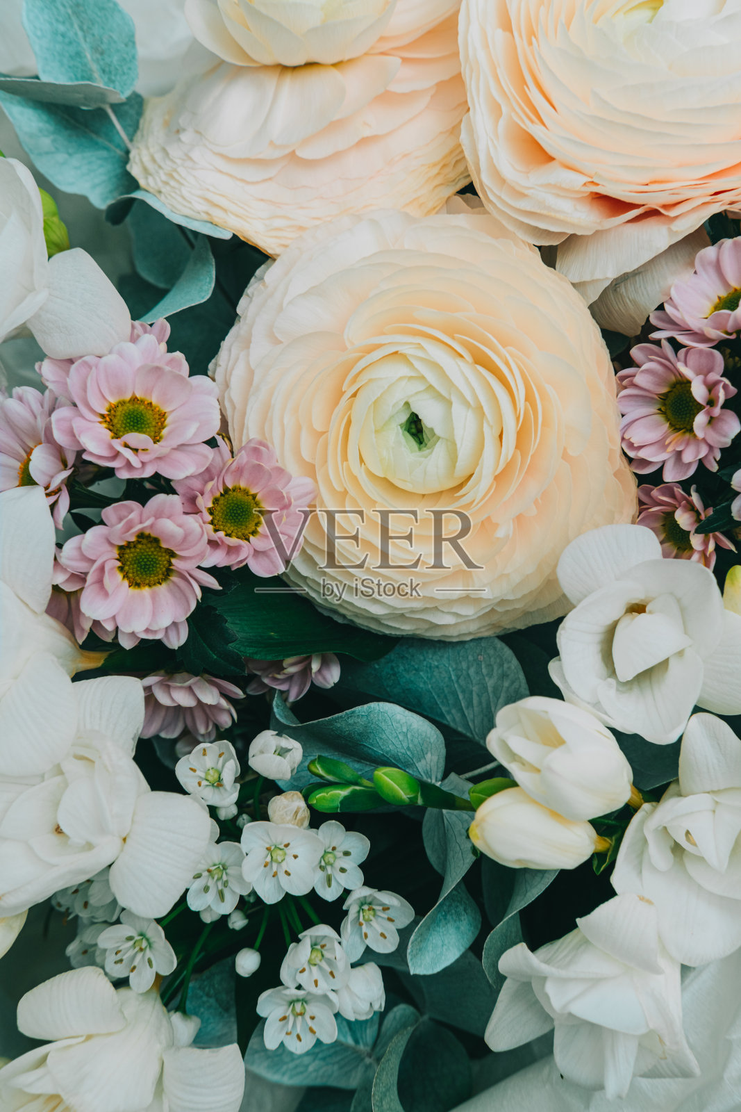 一束美丽的花:茂盛的玫瑰，野花，桉树。平铺弹簧图案背景。照片摄影图片