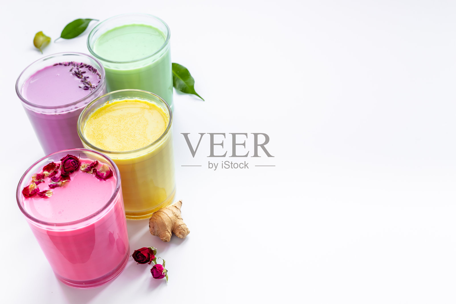 甜菜根抹茶姜黄拿铁咖啡或茶。健康antioxydant饮料照片摄影图片