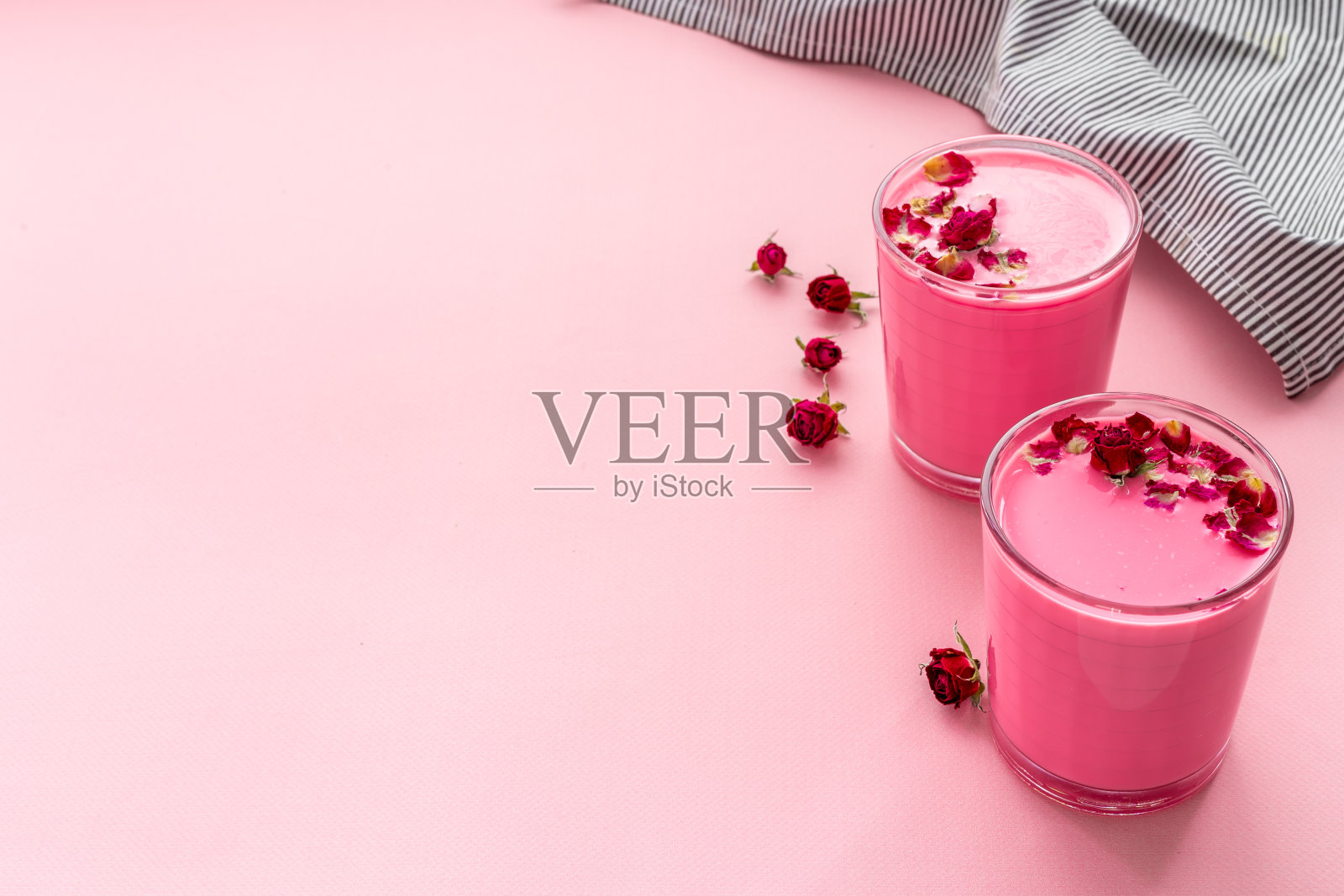 红玫瑰天鹅绒拿铁茶或咖啡。热健康饮料照片摄影图片