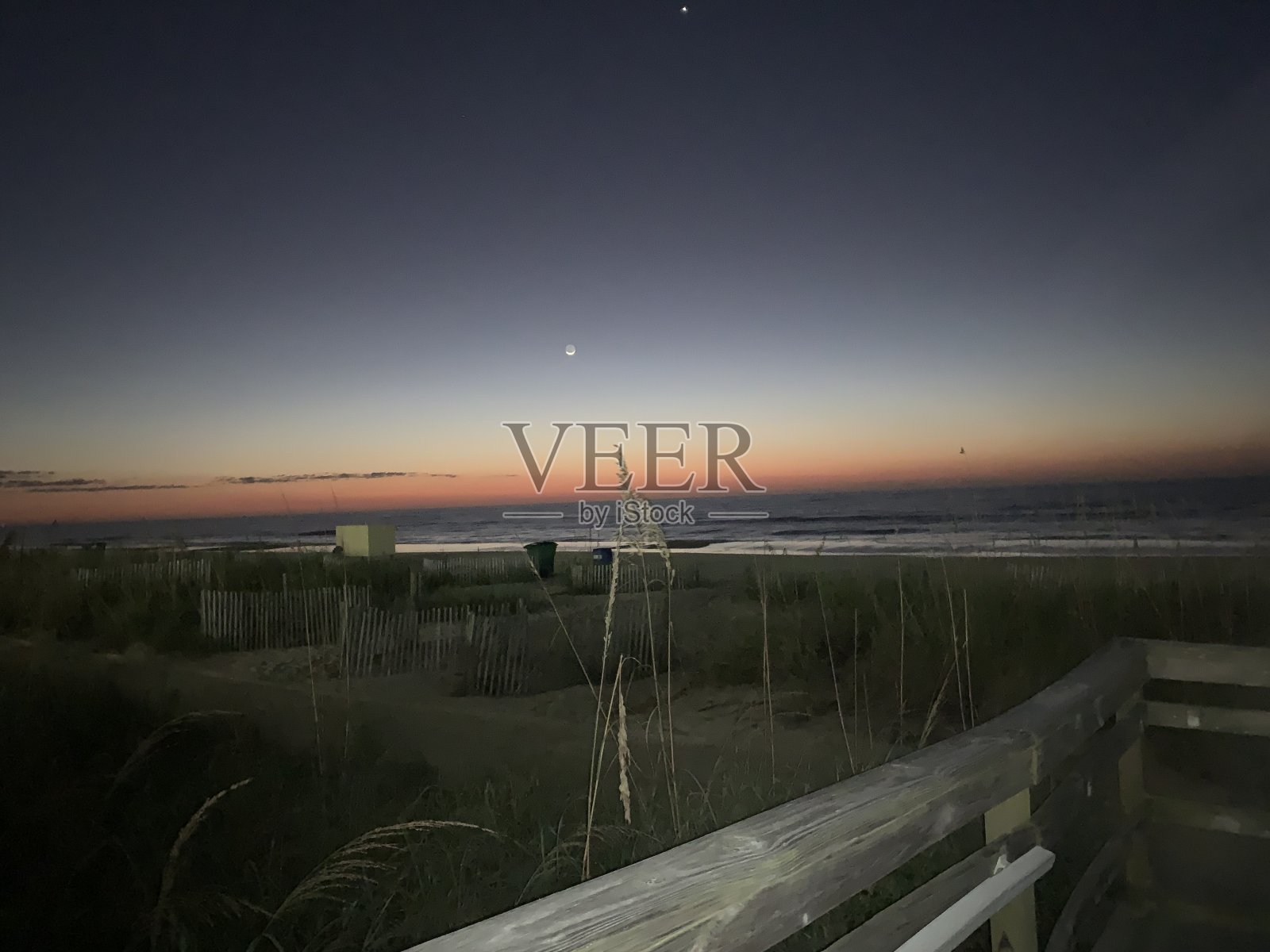 沙滩上的日出照片摄影图片